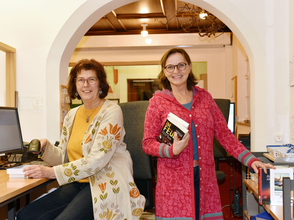 Die Bücherei Mitarbeiterinnen Frau Gritsch und Frau Faehrmann hinter der Theke der Gemeindebücherei.
