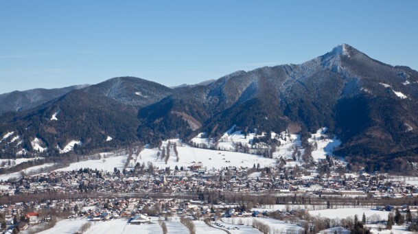 Christian Bäck, Winterpanorama Lenggries Ort mit Geierstein Winterlandschaft miit Ansicht der Gemeinde Lenggries und im Hintergrund der Geierstein