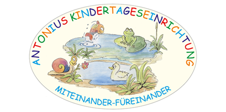 Das Logo der Kindertageseinrichtung St. Antonius. Abgebildet ist eine gemalte Schnecke, ein Frosch, ein Fisch und eine Ente an einem kleinen Teich. Darunter steht ein der Schriftzug "MITEINANDER-FÜREINANDER" in hellblauer Farbe. 
