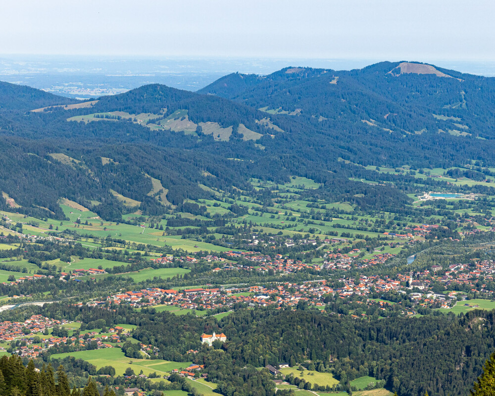 Luftaussicht von einem Berg auf das Tal Lenggries im Sommer