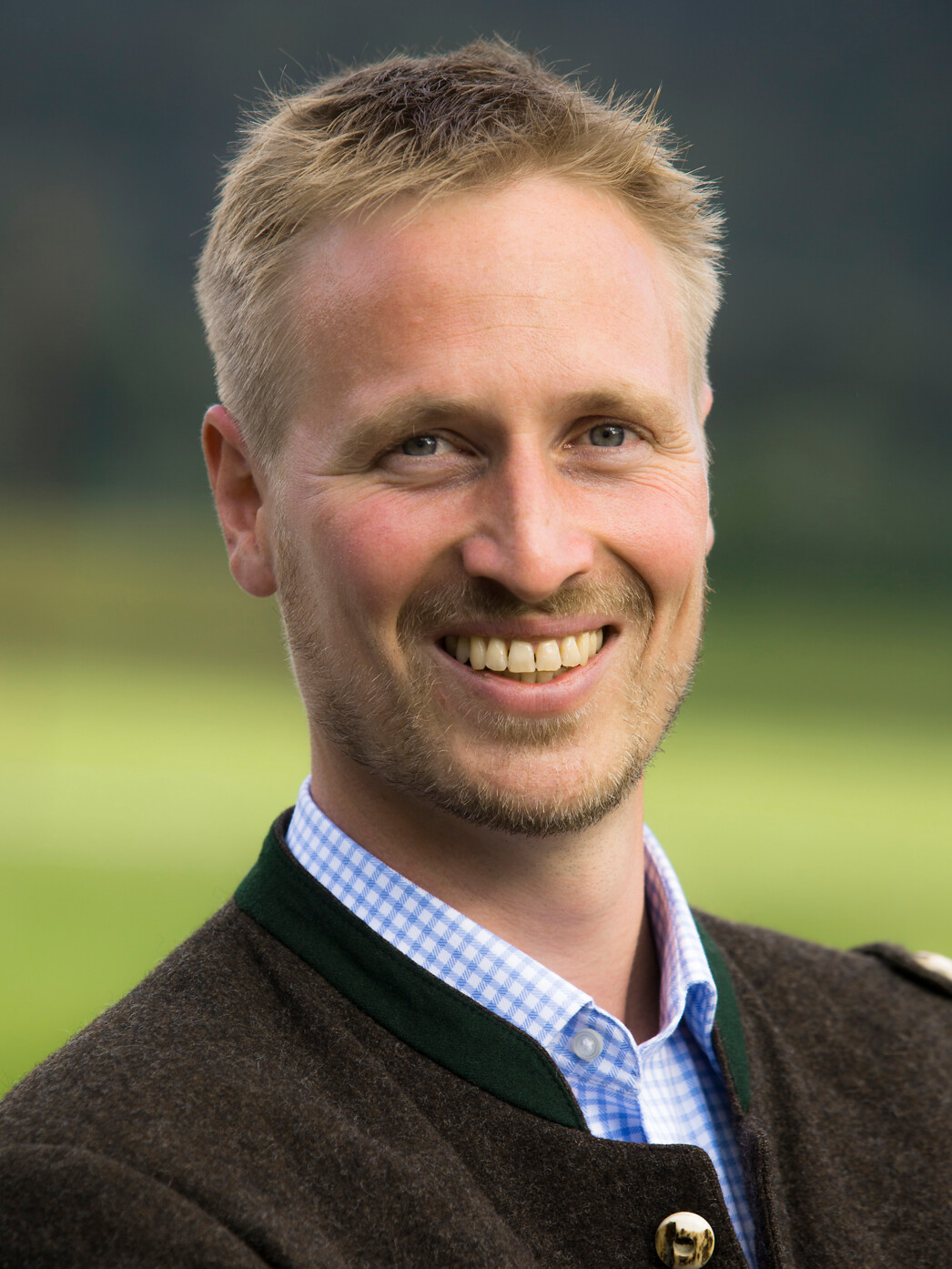 Portraitfoto des Ersten Bürgermeisters der Gemeinde Lenggries, Herrn Stefan Klaffenbacher.