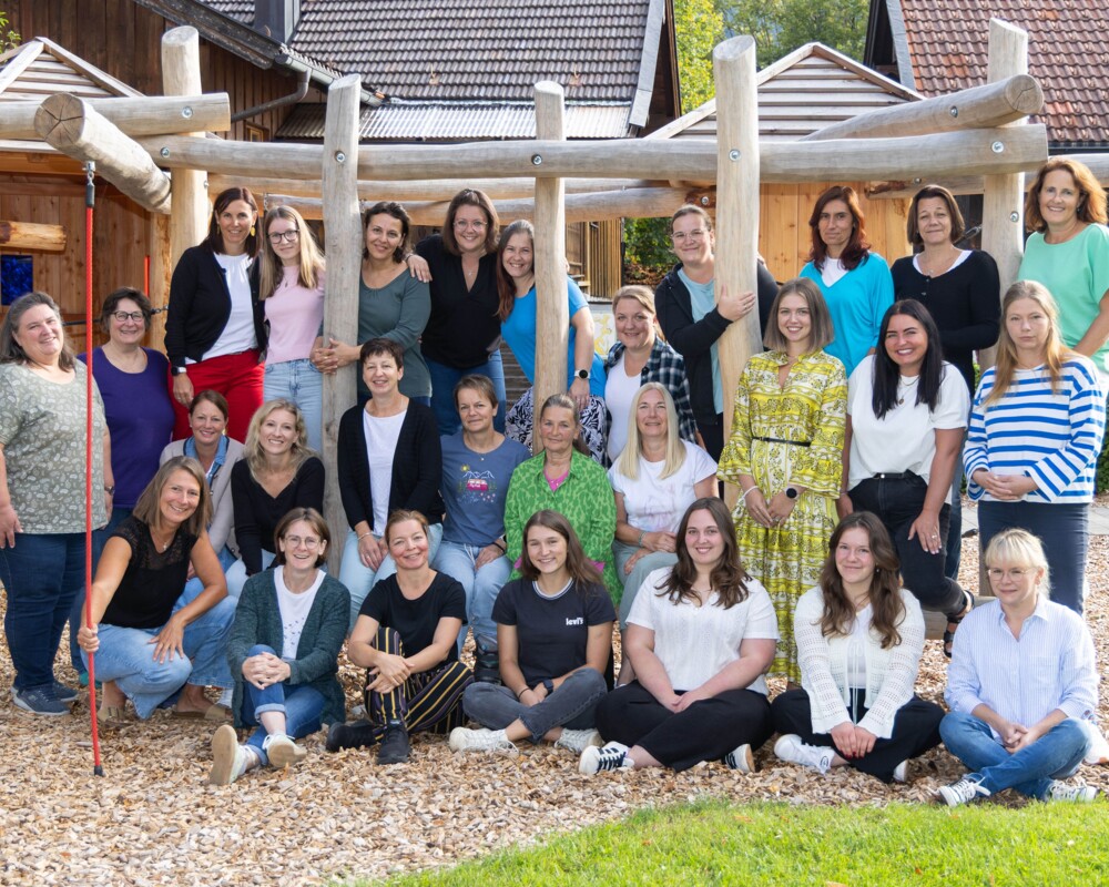 Viele Mitarbeiter des Kindergartens im Garten