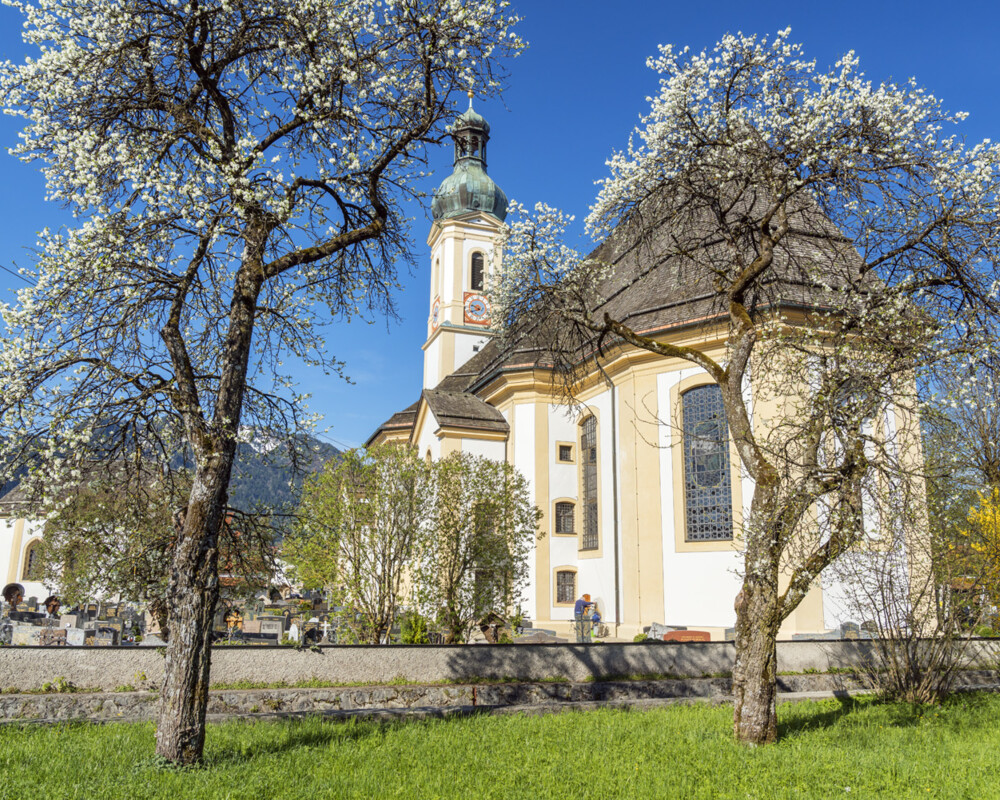 Außenansicht der Sankt Jakob Kirche in Lenggries im Frühling