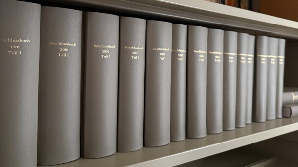 Das Bild zeigt Bücher in einem Bücherregal. Es ist ein Platzhalter und besitzt keine inhaltliche Bedeutung.