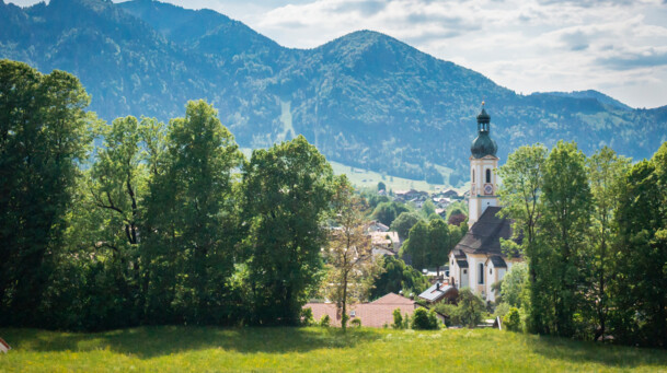 Tölzer Land Tourismus, Foto: Dietmar Denger, Blick auf Kirche und Brauneck Ortsansicht von Lenggries mit Sankt Jakob Kirche und Brauneck im Hintergrund