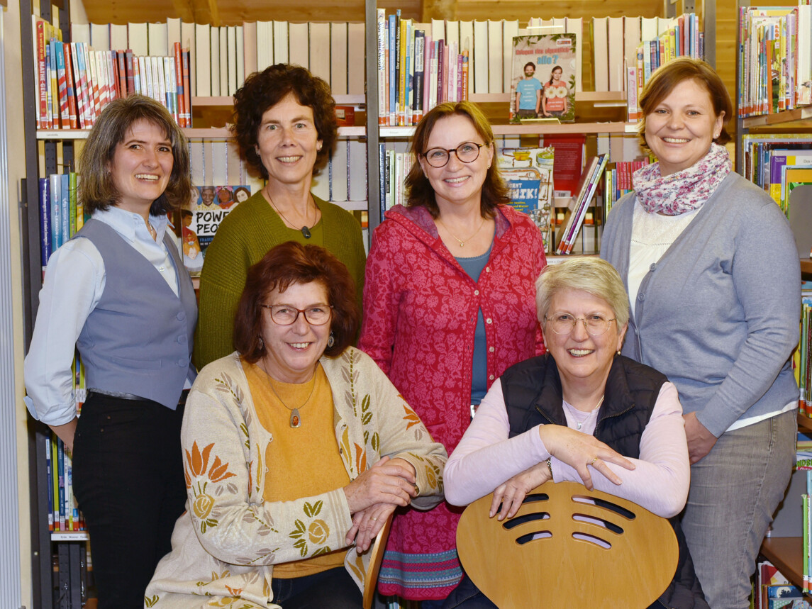 Gruppenfoto der Mitarbeiterinnen der Gemeindebücherei Lenggries. 