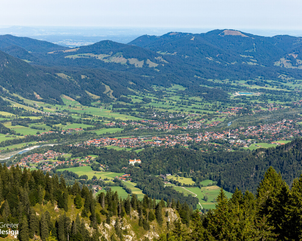 Luftaussicht von einem Berg auf das Tal Lenggries im Sommer