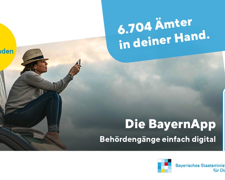 Werbebanner für die neue BayernApp. Abgebildet ist eine auf einem Autodach sitzende Frau mit einem Smartphone in der Hand. 