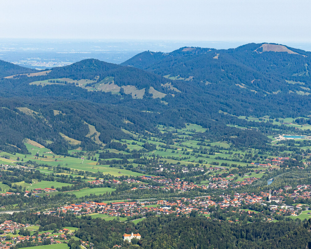 Luftaussicht von einem Berg auf das Tal Lenggries im Sommer