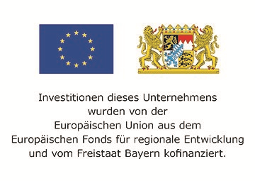 Abgebildet ist die EU-Flagge (12 goldene im Kreis angeordnete Sterne auf dunkelblauem Hintergrund) und das Wappen des Freistaats Bayern. 