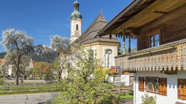 Blick auf die Sankt Jakobus Kirche im Frühling