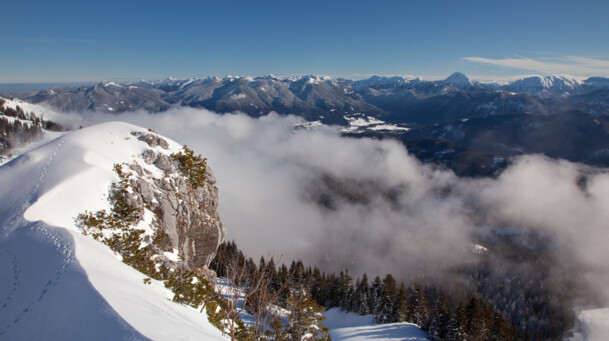 Ein Bergpanorama über den Wolken oberhalb von Lenggries