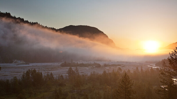 unbekannt, Lenggrieser Landschaft ein Sonnenaufgang zwischen den Bergen mit Nebel und der Isar