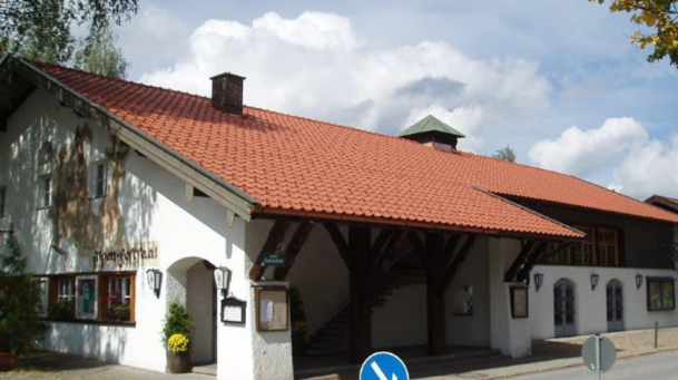 Foto von Lenggries Alpenfestsaal von außen. 