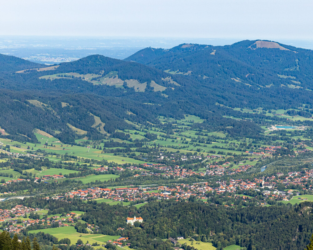 Luftaussicht von einem Berg auf das Tal Lenggries im Sommer