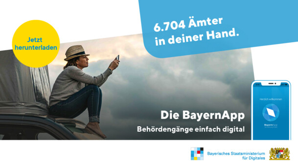 Werbebanner für die neue BayernApp. Abgebildet ist eine auf einem Autodach sitzende Frau mit einem Smartphone in der Hand. 