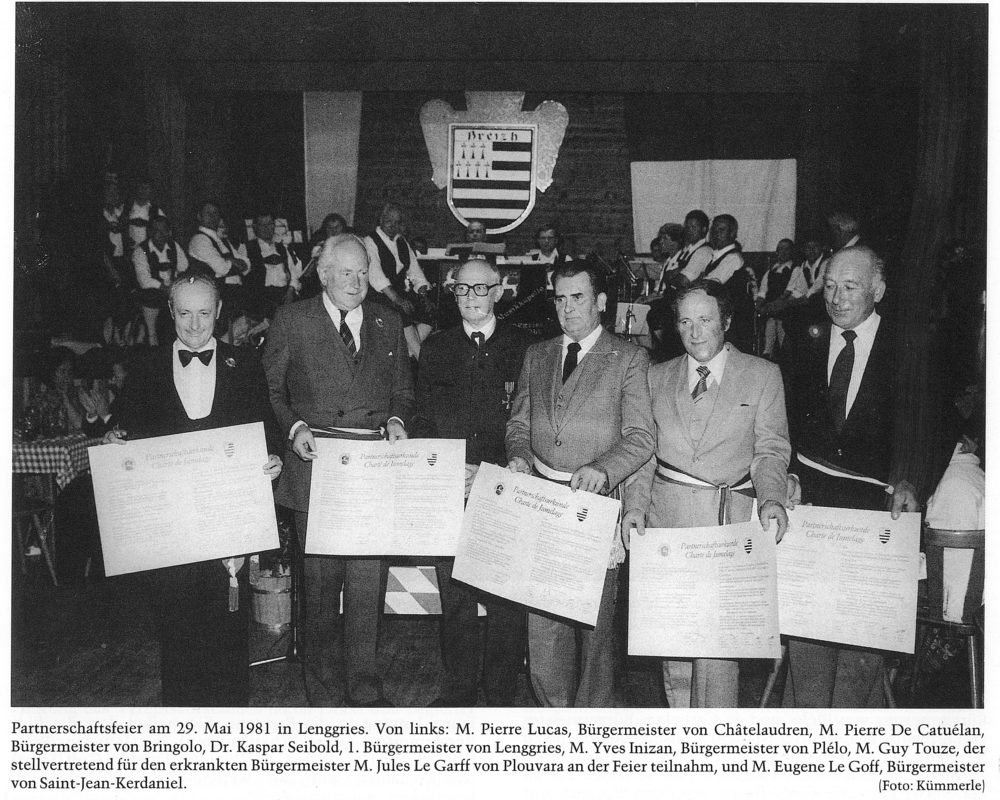 Foto aus dem Jahre 1981. Abgebildet sind Bürgermeister Eugène Le Goff, St.-Jean Kerdaniel († 2005), Bürgermeister Yves Inizan, Plélo († 2006 ), Bürgermeister Jules Le Garff, Plouvara († 2006), Bürgermeister Pierre Lucas, Châtelaudren († 2018), Bürgermeister Pierre De Catuelan, Bringolo († 2017) und Bürgermeister Dr. Kaspar Seibold, Lenggries († 15. Oktober 1995) bei der damaligen Unterzeichnung der Partnerschaftsurkunde zwischen den fünf bretonischen Gemeinden und Lenggries.