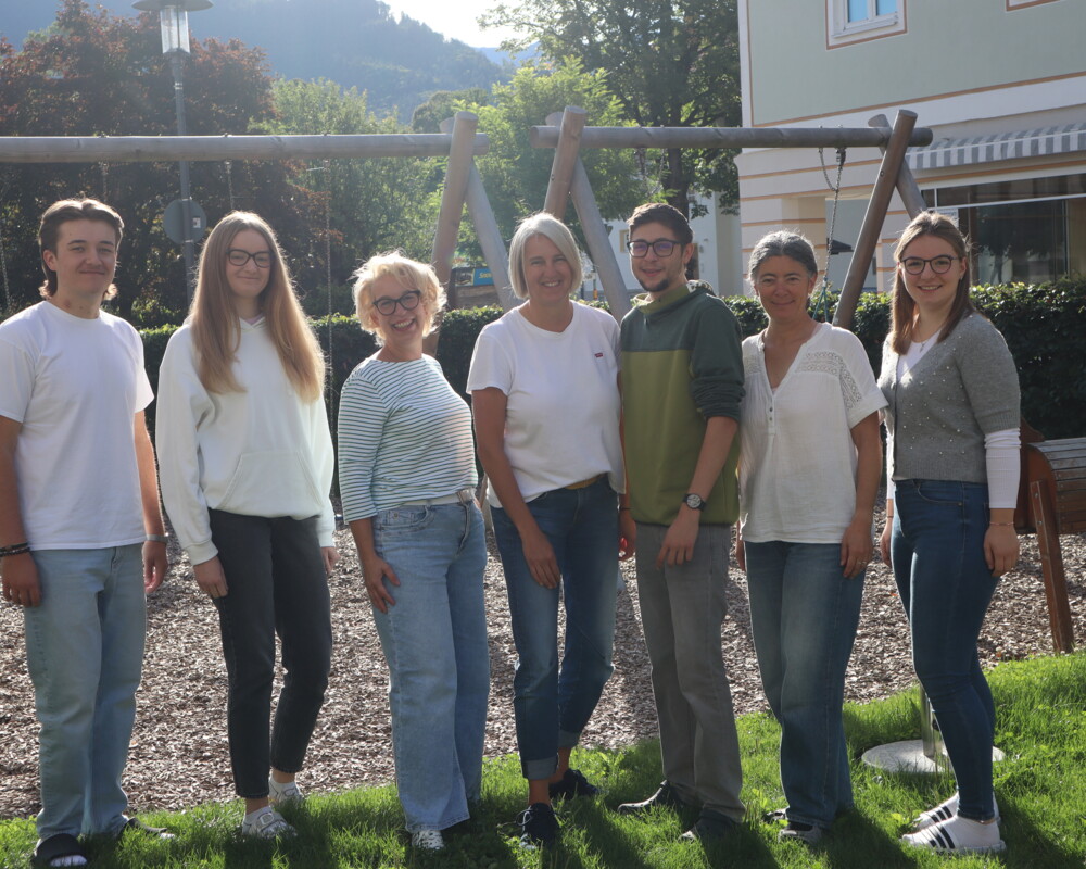 Erzieherteam des Kindergartens St. Jakobus im Garten des Kindergartens
