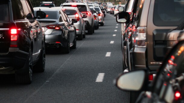 hohes Verkehrsaufkommen mit Staubildung auf einer zweispurigen Straße