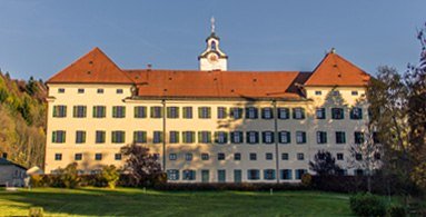 Foto von der Schule in Hohenburg von außen.