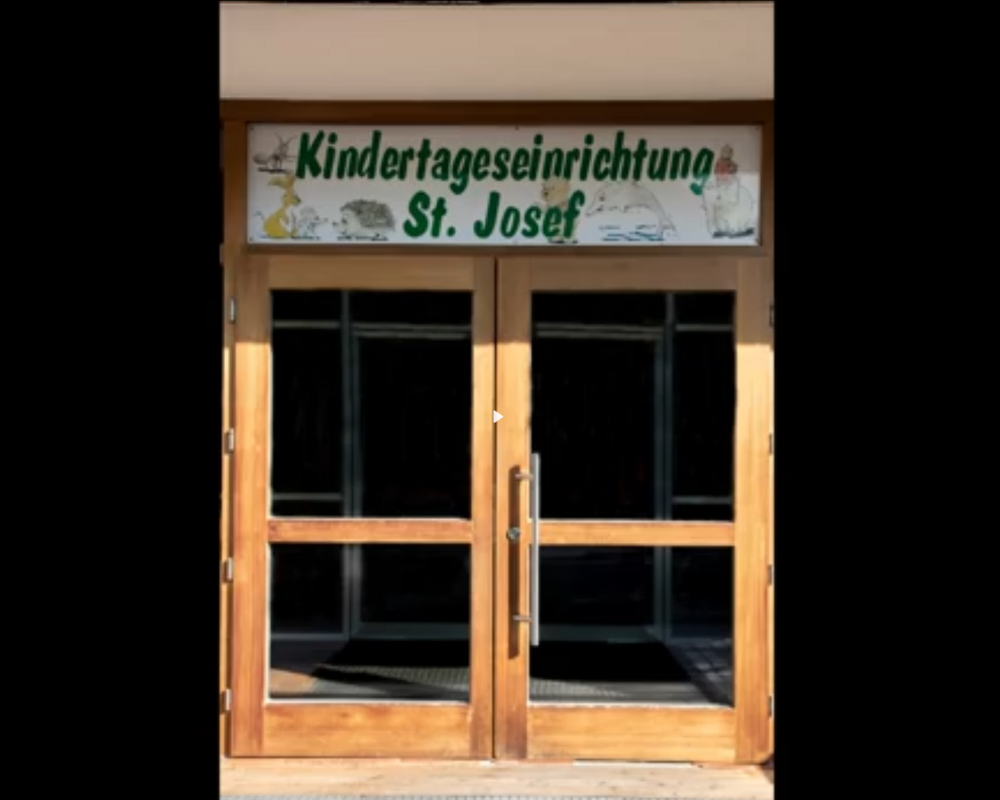 Eingangstüre der Kindertageseinrichtung St. Josef Lenggries. 
