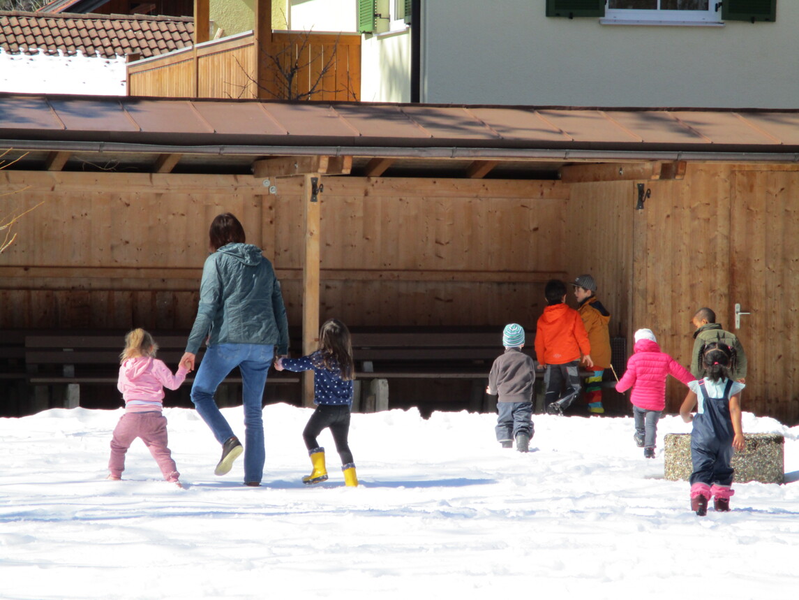 Spielende Kinder im Schnee. 