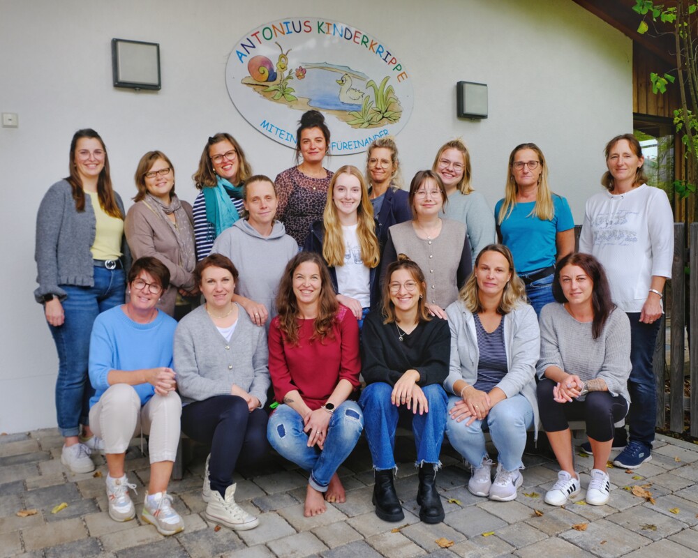 Das Bild zeigt das Team des Kindergarten St. Antonius in Wegscheid, Es ist ein Gruppenbild